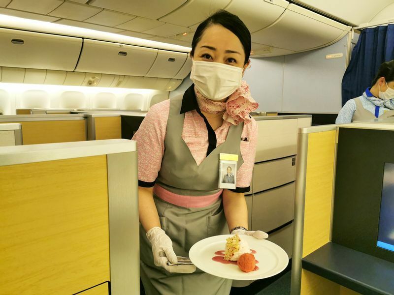 客室乗務員（CA）がサービスし、機内食を自分の席まで運んでくれる（3月31日筆者撮影、以下全て）