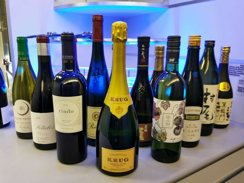 ファーストクラスで提供されたシャンパン、ワイン、焼酎、日本酒