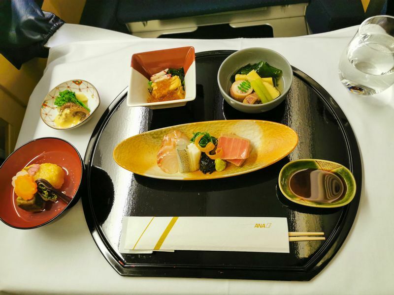 ファーストクラスの和食の前菜（以下の写真はメディア向けの機内食撮影の時間に撮影しました）