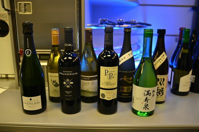 ビジネスクラスのシャンパン、ワイン、焼酎、日本酒