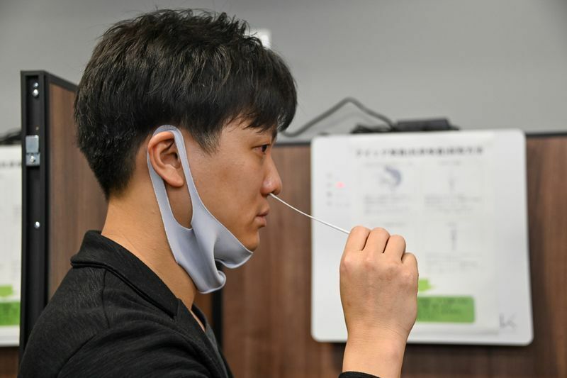 綿棒（減菌スワプ）を鼻の粘膜に自分自身で突っ込み、鼻咽頭の表面を3～4回擦るようにして粘膜表皮を採取