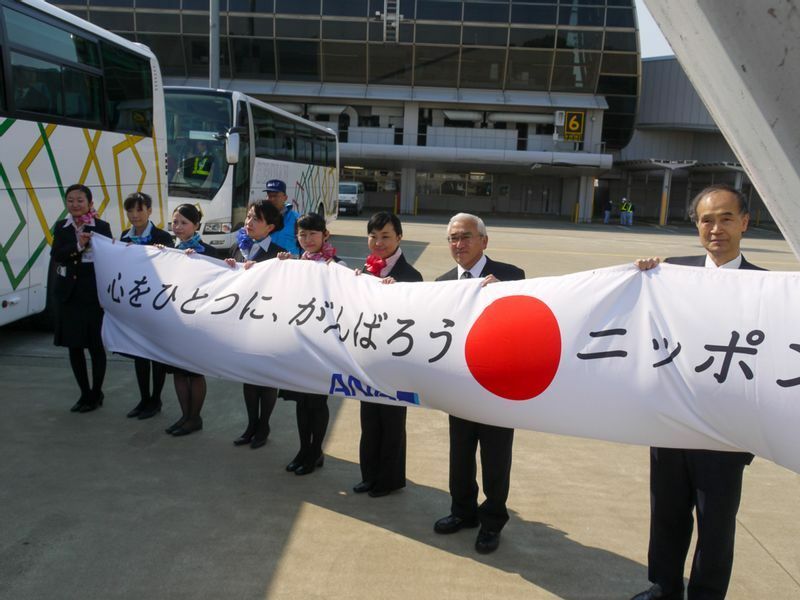 仙台空港到着時も横断幕を持ったANA社員の出迎えを受けた（2021年4月13日筆者撮影）