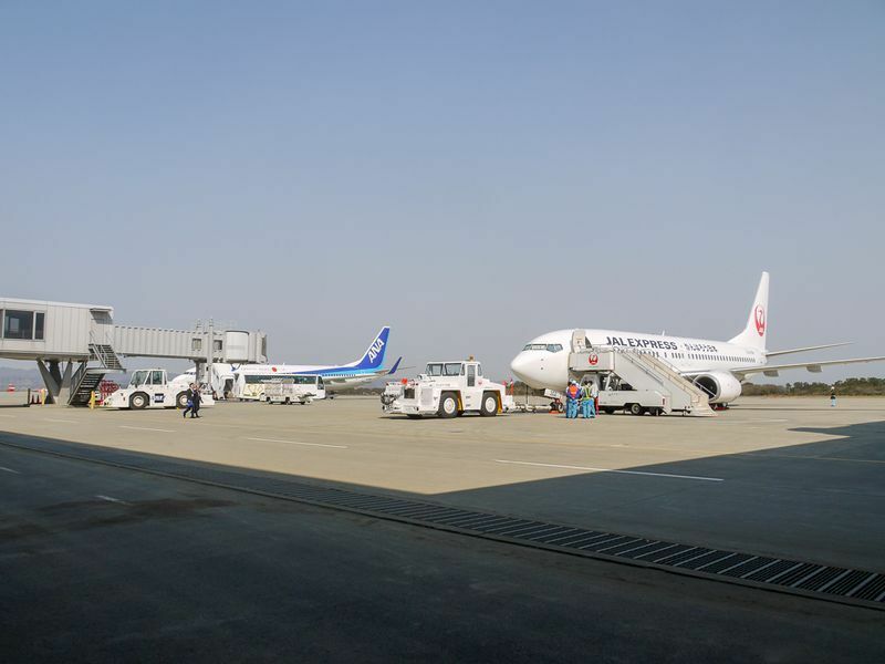 仙台空港に到着した際には、伊丹空港からのJAL便も到着していた（筆者撮影）