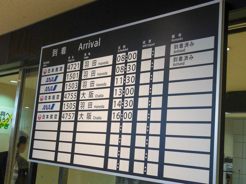 仙台空港の到着ロビー（2011年4月13日、筆者撮影）