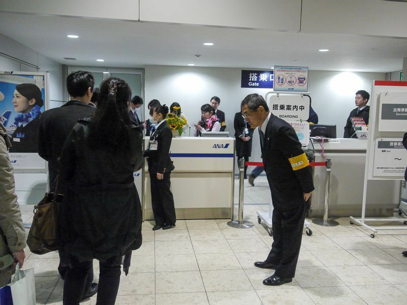 仙台空港出発便をお見送りするANAの伊東信一郎社長（当時）　（2011年4月13日、筆者撮影）