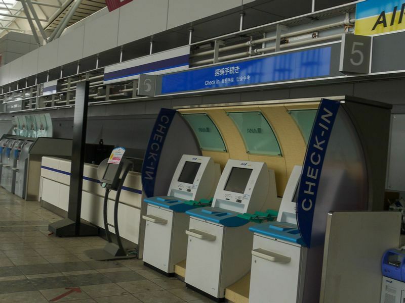 仙台空港のターミナルビル内（2011年4月13日、筆者関係者撮影）