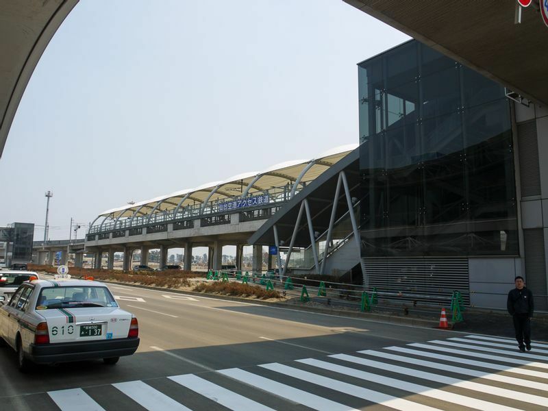 仙台空港のターミナルの外（2011年4月13日、筆者撮影）