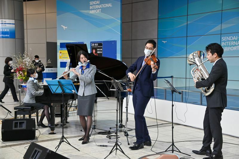 2021年3月12日には仙台空港に期間限定で設置された「復興ピアノ」とANA Team HANEDA Orchestraのコラボ演奏が行われ、「花が咲く」などを演奏した（筆者撮影）