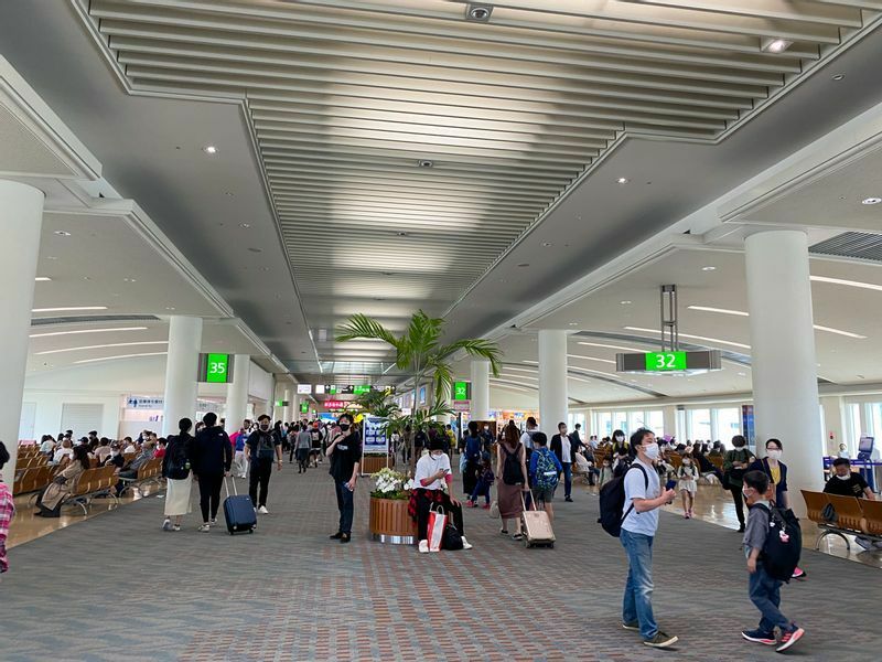 今年3月28日の那覇空港。緊急事態宣言が解除されていた時期でもあったことで多くの旅行者が沖縄を訪れた（筆者撮影）