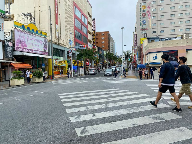 リゾートや直行する観光客が増え、那覇の国際通りを訪れる観光客は非常に少ない状況が続いている（3月28日、筆者撮影）