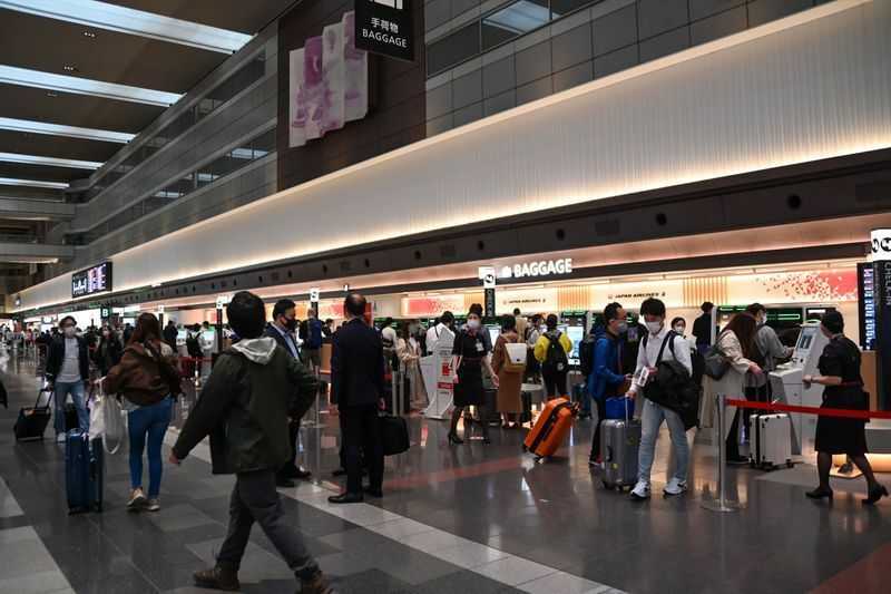 今年のGW初日はJAL便が発着する羽田空港第1ターミナルのチェックインカウンターも混雑していた（4月29日午前7時過ぎ）