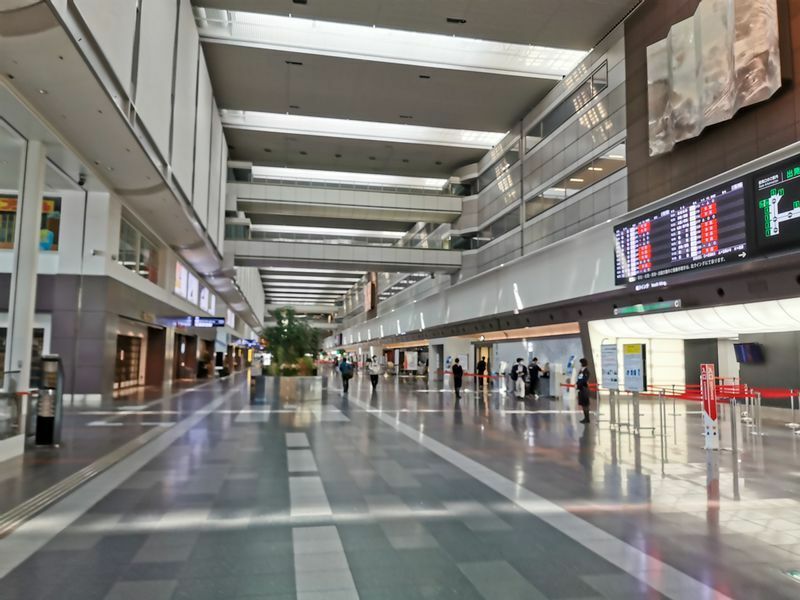 昨年4月29日午前9時過ぎの羽田空港第1ターミナル。JALでは昨年のGW初日は55便しか出発便がなかった