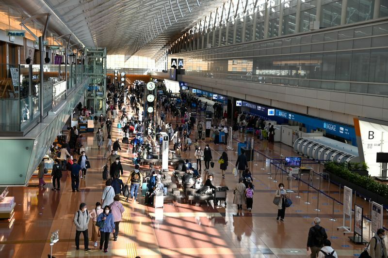春休み期間中の羽田空港第2ターミナル（3月27日、筆者撮影）。感染者が減少傾向になれば、夏休み中に自家用車で羽田空港へ向かって飛行機を利用する人も多いだろう