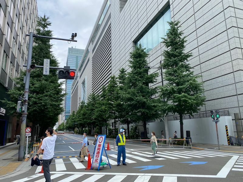 競技会場にもなっている東京国際フォーラム前の道路は早くも6月1日から車両通行止めになるなど五輪関係の交通規制が始まる（6月5日正午ごろ、筆者撮影）