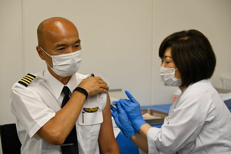 ワクチン接種をする古川機長