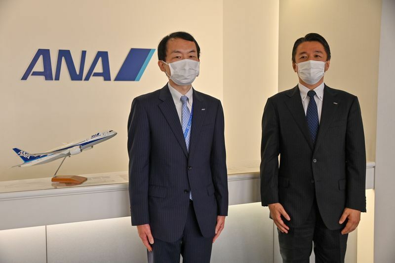 取材に応じたANAの平澤寿一企画室長（左）、山口忠克企画室イノベーション・KAIZEN部長（右）