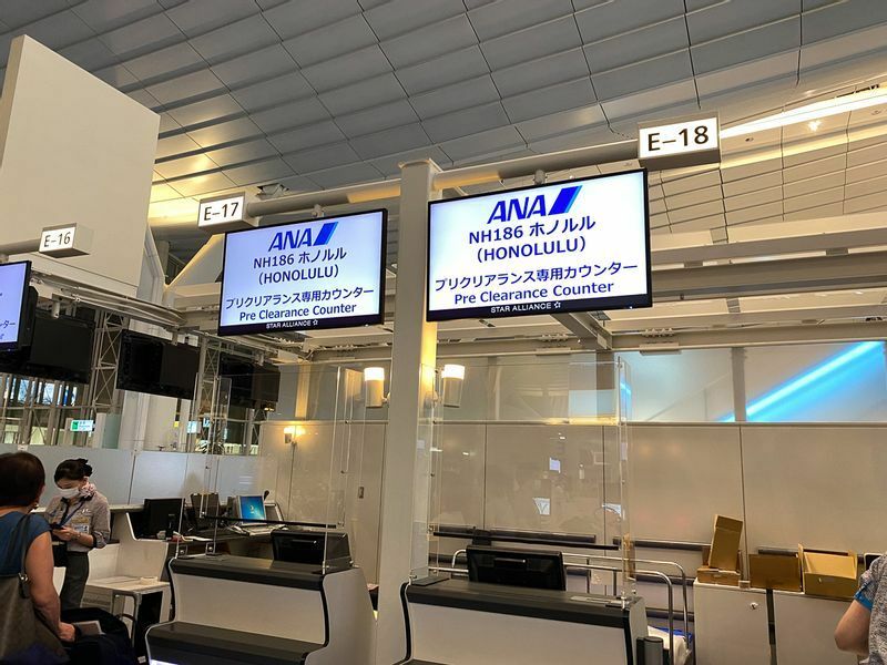 ANAのホノルル線専用の「プリクリアランス」専用カウンター。ここでグランドスタッフが持つタブレットにQRコードを読み込み、陰性証明書の確認や誓約書の提出などの手続きが行われる（6月28日、羽田空港第3ターミナルで撮影）