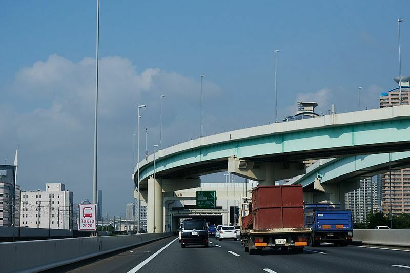 首都高速の多くで東京オリンピック・パラリンピックの選手や大会関係者の輸送ルートを示す標識が見える