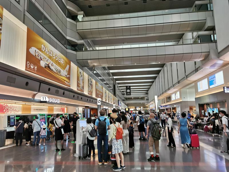 JAL便が出発する第1ターミナルも年代を問わず、多くの旅行客で賑わう（7月22日、午前6時15分頃撮影）