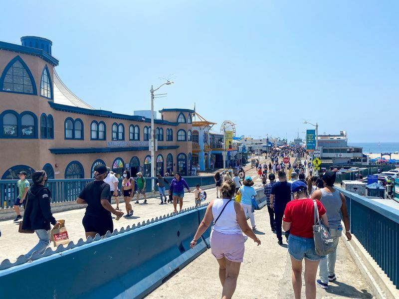 多くのアメリカ人観光客で賑わうロサンゼルスのサンタモニカ（2021年8月、筆者撮影）