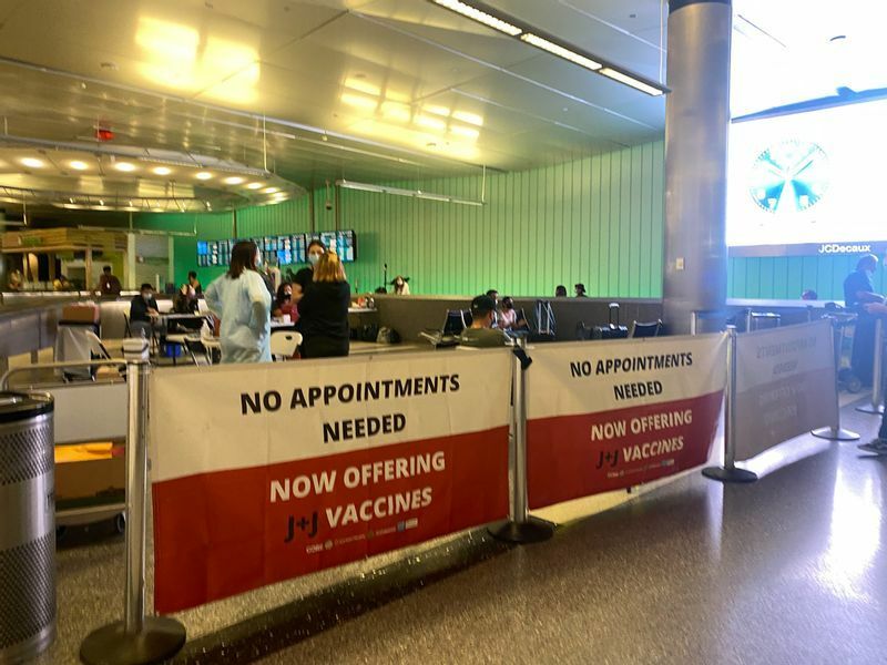 ロサンゼルス国際空港の国際線が多く到着するトムブラッドレー国際ターミナルの到着ロビーでは、1回のみの接種で済むジョンソン・エンド・ジョンソンのワクチンが予約なしで接種可能だった（2021年8月、筆者撮影）
