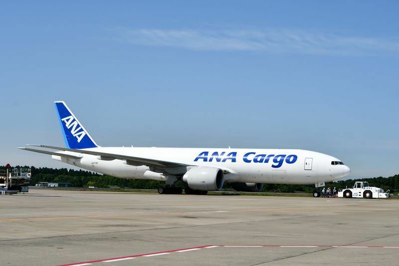 ANAカーゴで搭載量約102トンを誇るボーイング777F型機（2020年、成田空港にて筆者撮影）