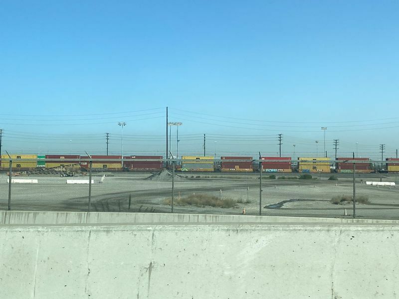 コンテナは大型トラックだけでなく、鉄道でも全米各地へコンテナごと輸送されている（8月12日、筆者撮影）