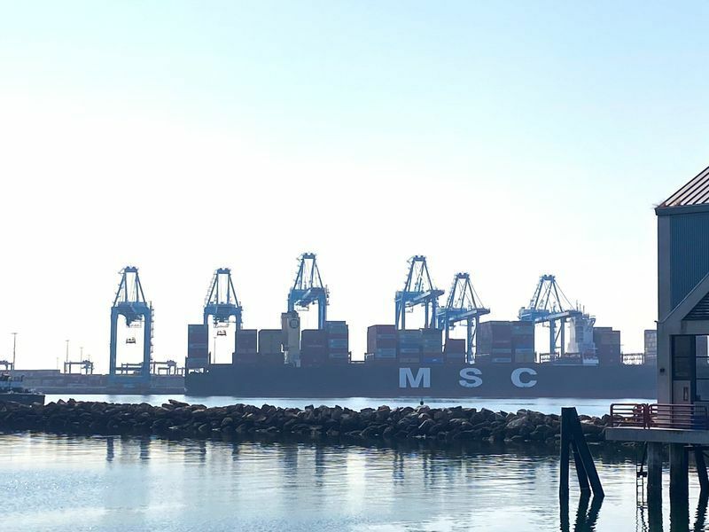 ロサンゼルス港では、大型のコンテナ船の荷下ろしが複数箇所で行われていた（8月12日、筆者撮影）