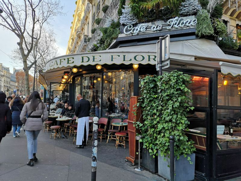 パリ市内のカフェ（2018年、筆者撮影）