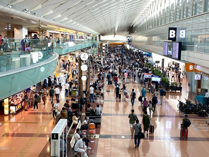 1年前の2020年9月19日の羽田空港第2ターミナル。Go Toトラベルが東京都発着を除いて実施されていたことや感染者数が減少していたことで多くの旅行者が羽田空港を利用していた。