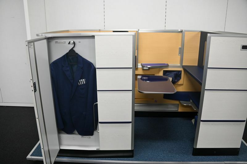 スーツやジャケットなどの収納も可能。まさにファーストクラスの空間を自宅でも体験できるが、スペース的にはかなりの広さが必要かつ約400キロの重量に耐えられる場所にのみ設置可能だ。