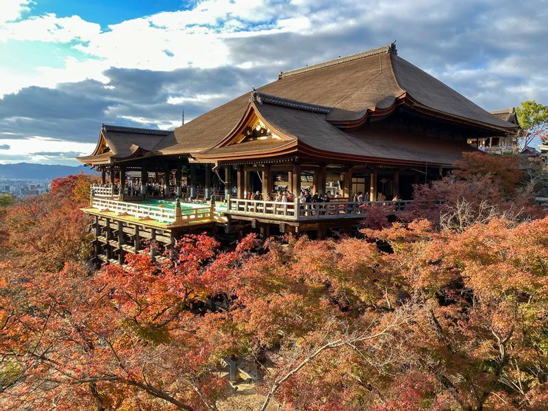 感染者数の減少が続けば、週末を中心に11月の京都は紅葉を楽しむ人で賑わうことになりそうだ（2020年12月1日、清水寺にて筆者撮影）