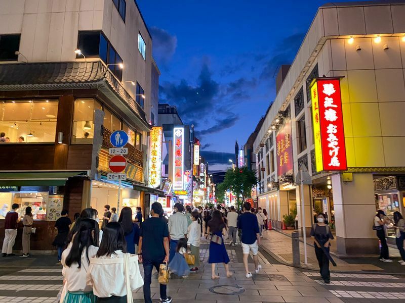 多くの人で賑わう10月3日日曜日の横浜中華街。昨年10月～12月は地域共通クーポンが飲食店やお土産店でも多く使われ、地域経済に大きく貢献した（筆者撮影）