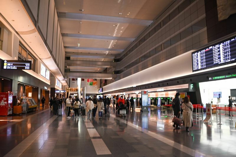 昨年12月26日の朝のJAL便が出発する羽田空港第1ターミナルのチェックインカウンター。直前でのキャンセルが増えたこともあり、ある程度の人出はあったが大きな混雑はしていなかった（筆者撮影）