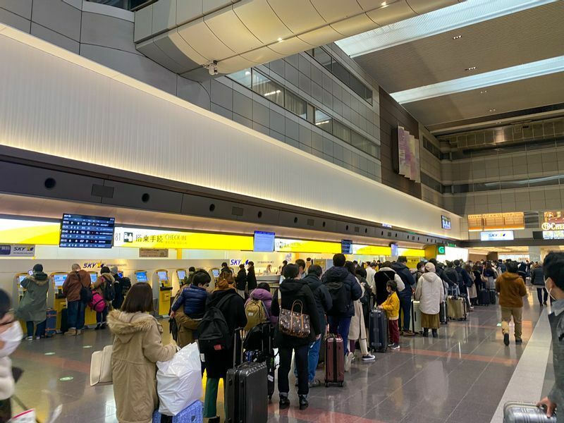 第1ターミナルのスカイマーク便の手荷物預けカウンターや保安検査場も長い行列となっていた（12月29日午前8時頃撮影）