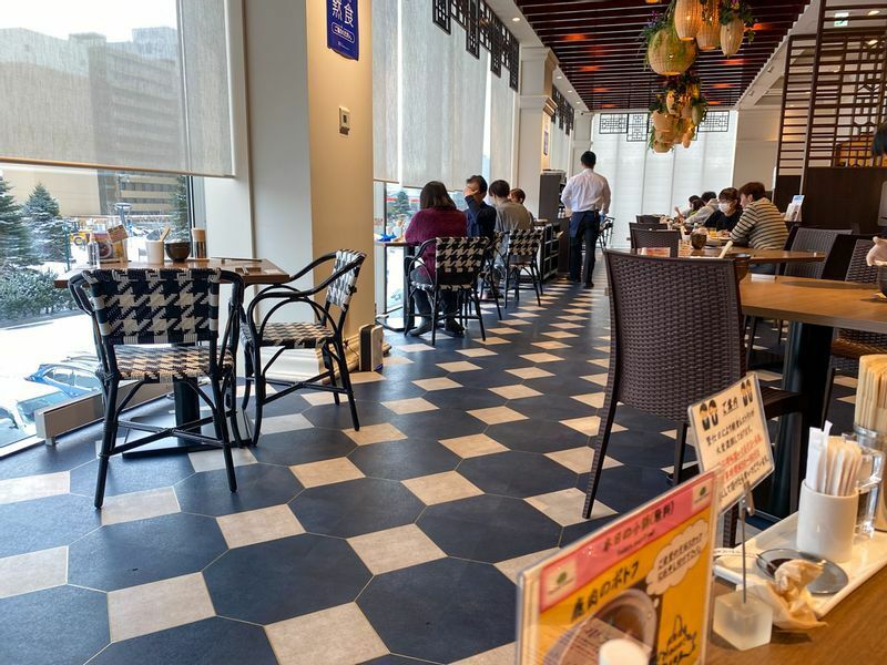 海鮮丼など朝食バイキングで人気の函館市内のホテル（センチュリーマリーナ函館）では、朝食レストランに入るのに30分以上の待ち時間となっていた（12月26日撮影）