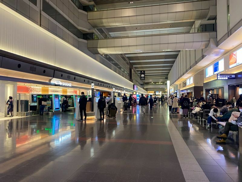 羽田空港第1ターミナル、一部欠航便が出ているが大きな混雑にはなっていない（1月6日15時50分過ぎ、筆者撮影）※15時55分写真追加