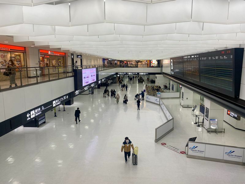 外国人の新規入国が停止したことに加え、オミクロン株感染拡大に伴い3日間もしくは6日間の待機者が増えたことで成田空港第2ターミナルの到着ロビーは閑散としていた（2021年12月、筆者撮影）