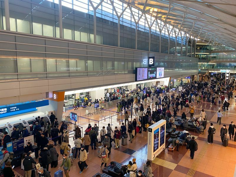 12月29日のANA国内線が出発する羽田空港第2ターミナル。オミクロン株の市中感染が少なかったこともあり、2年ぶりの帰省や旅行へ出かける人の姿が多く見られた（筆者撮影）