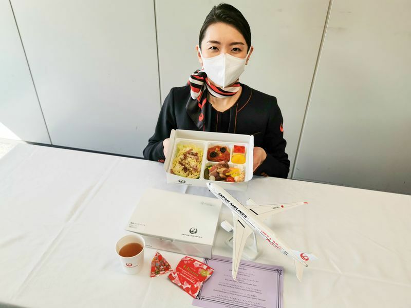 お弁当箱は機内でパイロットなどに食事を提供する際などに使われている紙のボックスを今回採用した。