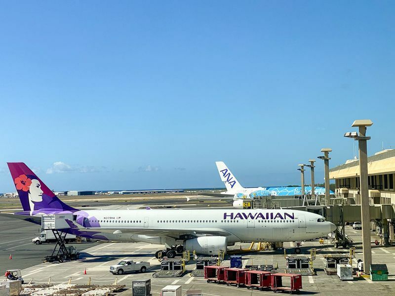 ダニエル・K・イノウエ国際空港（ホノルル空港）に駐機するハワイアン航空とANA。ANAのエアバスA380型機は現在運休中であるが、再投入時がハワイ旅行の本格復活になるだろう（2021年8月、筆者撮影）