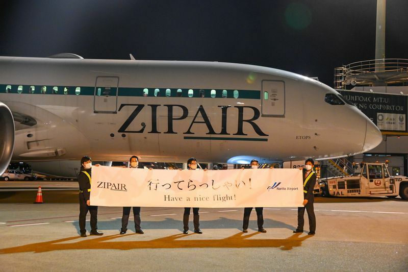 2020年12月に成田～ホノルル線に就航したZIPAIR（成田空港にて筆者撮影）