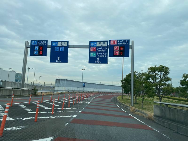 羽田空港国内線の各ターミナルに隣接する駐車場は全て満車に（3月19日15時40分頃、筆者関係者撮影）