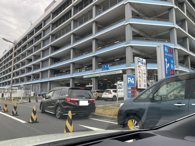 3月19日、15時半過ぎでも入庫の列が出来ていた（羽田空港「P4」駐車場入口付近で筆者関係者撮影）※一部画像処理をしております
