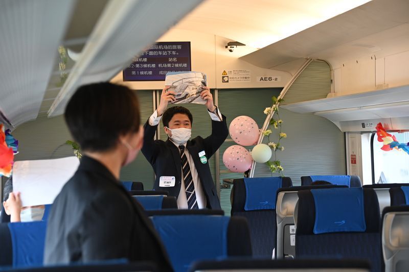 スカイライナーの車内で絵合わせゲーム大会が行われた