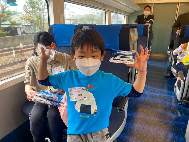 ゲーム大会で優勝した子どもに京成電鉄のオリジナルグッズがプレゼントされた