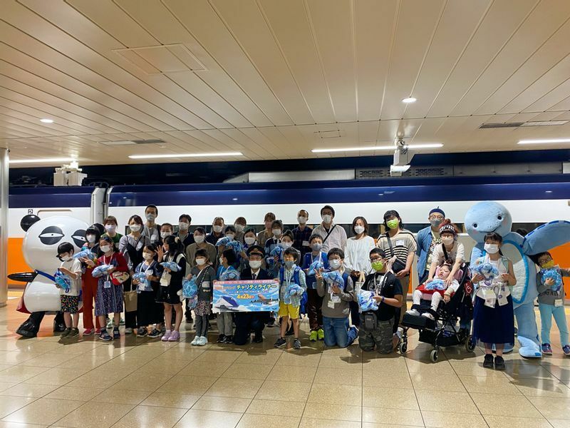 京成成田空港駅のホームには、ANAのエアバスA380「FLYING HONU」のマスコット「ラニ」と京成電鉄のマスコット「京成パンダ」がお出迎えした