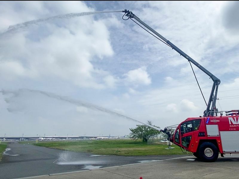 成田空港内にある化学消防車の実演も行われた
