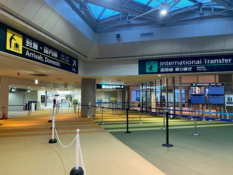 成田空港では、国際線乗り継ぎ客と日本入国者が交わらないように、それぞれを分けて飛行機から降ろす措置が取られている（5月4日、成田空港第1ターミナル南ウイングで撮影）