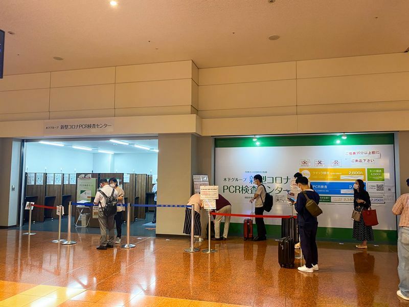 羽田空港内のPCR検査センターも多くの人が並んでいた（7月16日、筆者撮影）